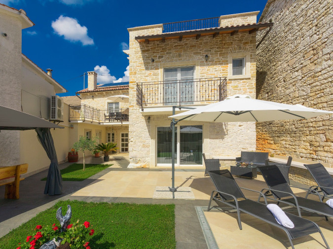 Renovirana kuća s okućnicom i bazenom, Villa Patrick - luksuzna kamena kuća u srcu Istre Pazin
